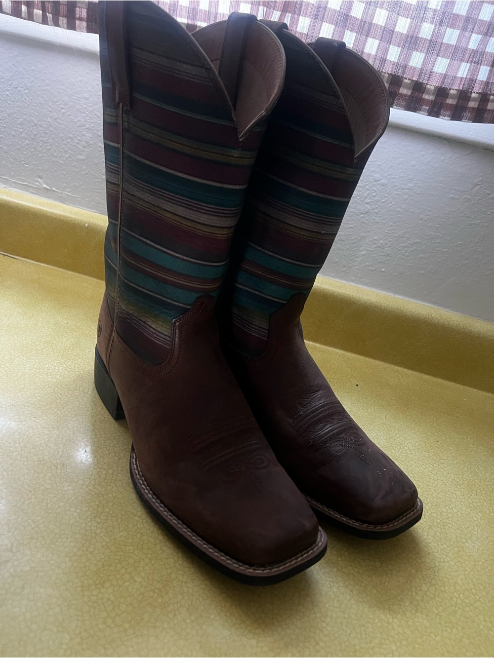 Women’s Ariat Serape boots size 11